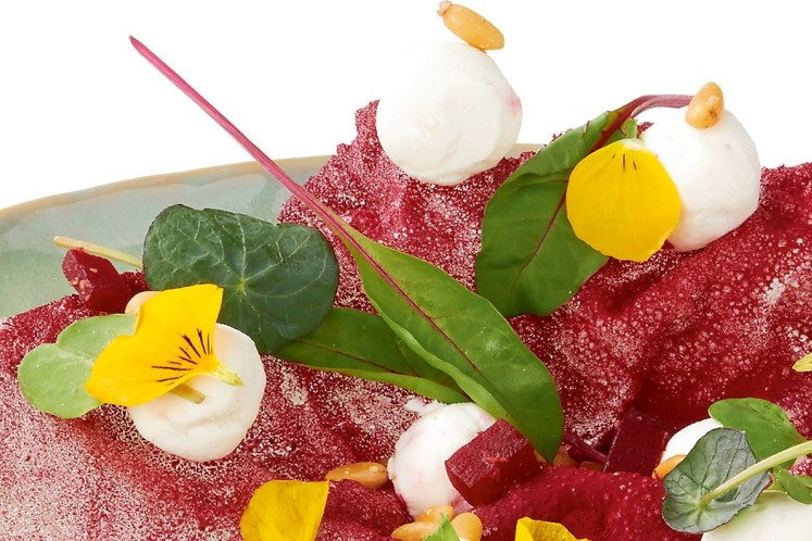 Kroepoek van biet en geitenkaas