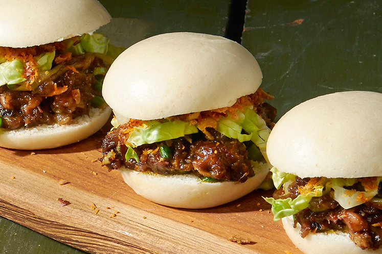 Gua bao met rendang van kalfswang, seroendeng en krokante ui