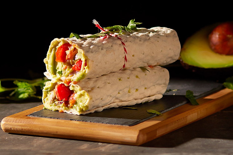 Tunnbröd met vegetarische kipstukjes en avocado