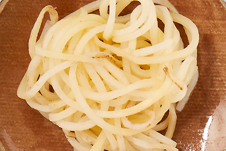 Aardappelspaghetti in Oosterse bouillon