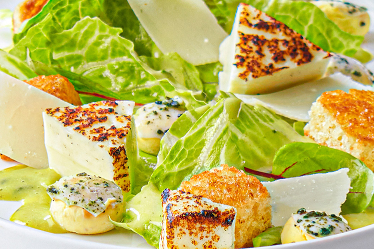Vegetarische caesar salade met halloumi