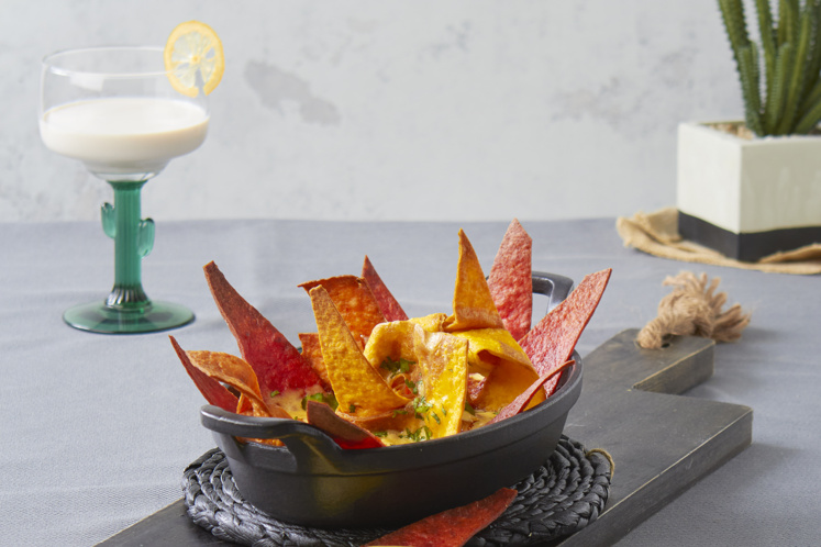 Veggie taco's van de bbq met kaas en tomaten 'gehakt'saus