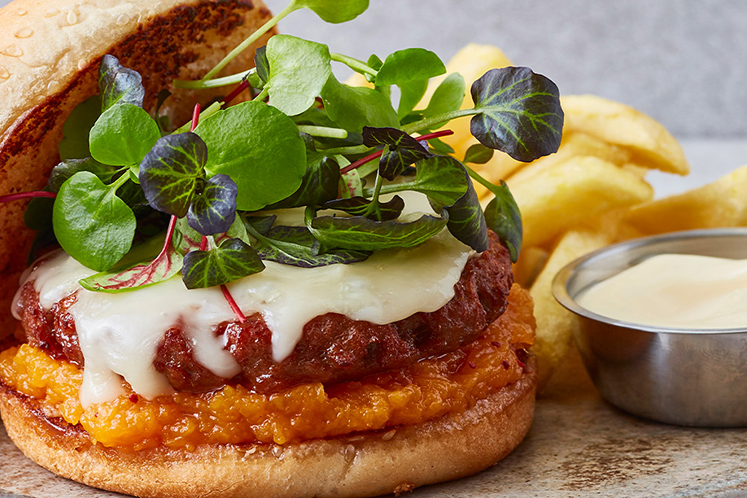 Vegetarische burger met pompoen en gorgonzola