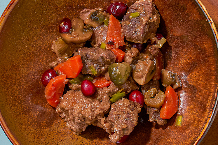 Traditionele hertenstoof met cranberry en rode wijn
