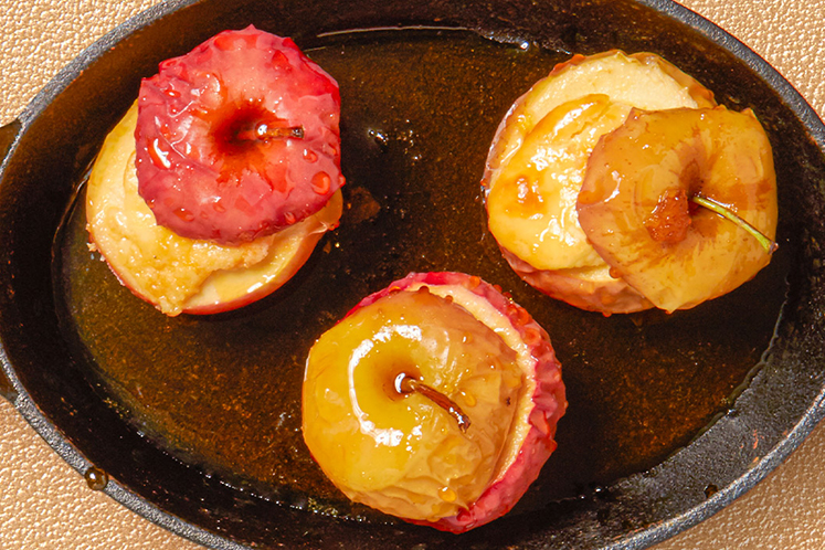 Gevulde appel met roomkaas en gimber karamel