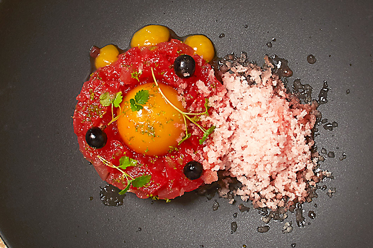 Steak tartaar van watermeloen, eidooier van mango en rasp van watermeloen