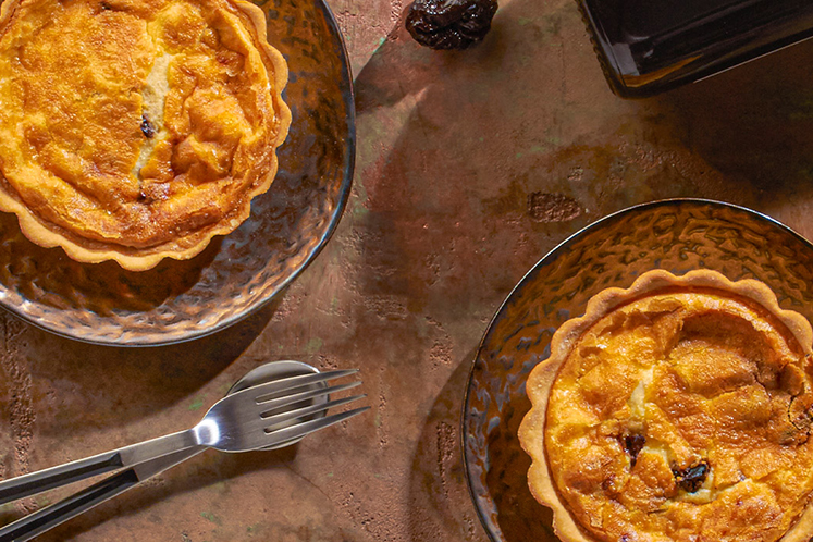 Taartje van Délice de Bourgogne en pruimen