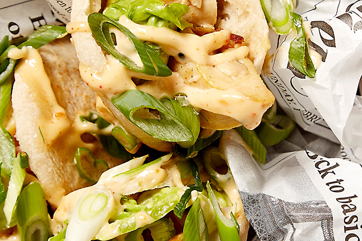 Pita met krokante kipdijen en mayonaise van shichimi togarashi