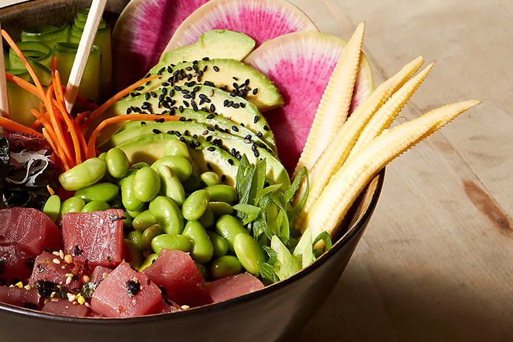 Poké bowl met avocado en tonijn