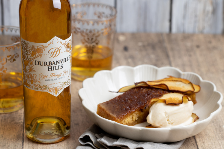 Malvapudding met ijs van gepocheerde peer en perenchips