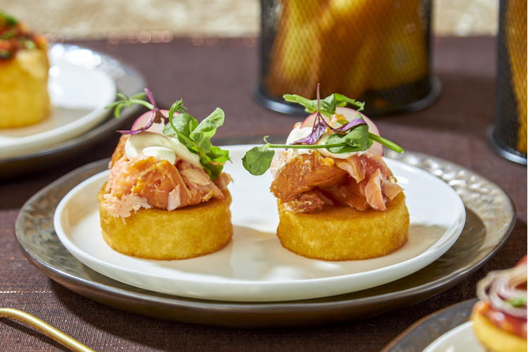 Polentabites met warmgerookte zalm