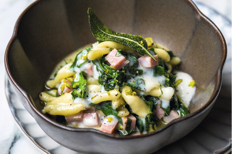 Strozzapreti met spinazie, mortadella en salie