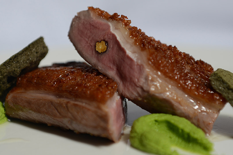 Graslamfilet met zoethout gegaard, meringue en zoethoutolie