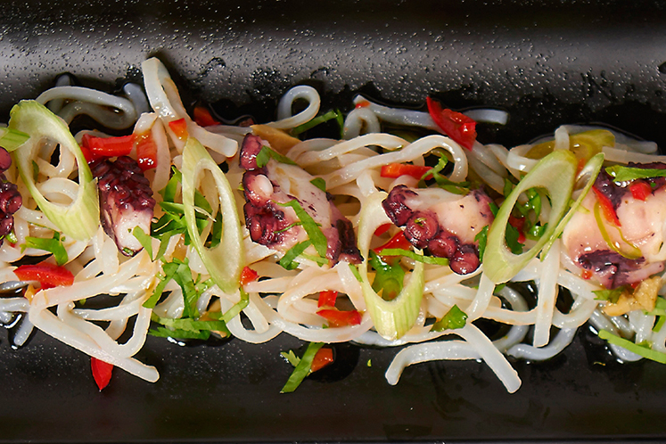 Salade van glasnoedels en octopus
