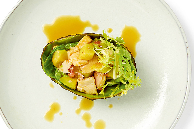 Salade d’avocat poêlé et de truite fumée