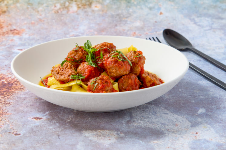 Tagliatelle met plantaardige balletjes en tomatensaus