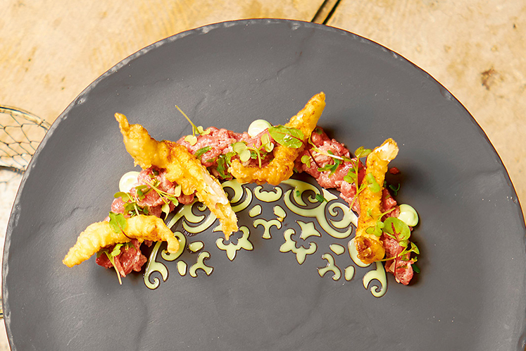 Tartaar van kalf, tempura van scholfilet en mayonaise van wasabi