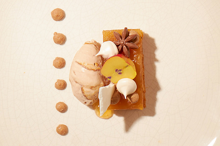 Tarte tatin van appel met kaneelcrème en ijs van hazelnoot