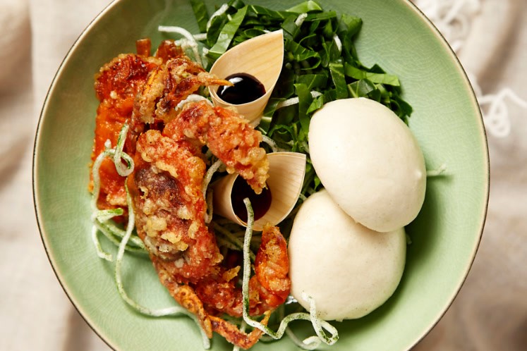 Tempura van soft-shell krab met kokosmelk furikake