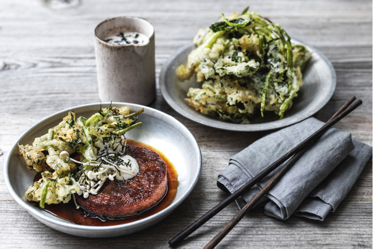 Teriyaki-burger met tempuragroenten, boerenkool, lente-uitjes en citroen-noridip