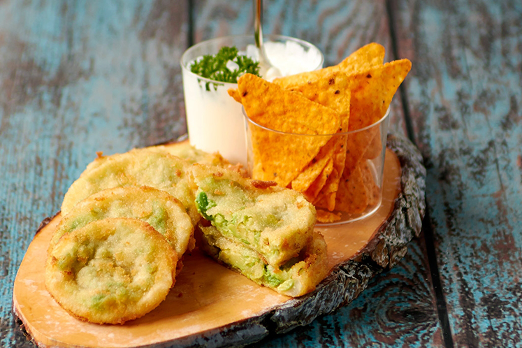 Zwiebelringe mit Avocado