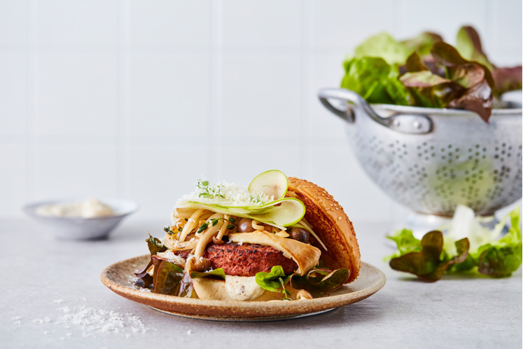 Vegetarische burger met gebakken paddenstoelen