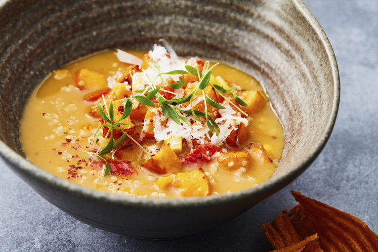 Zoete aardappel soep met geroosterde pompoen en pecorino