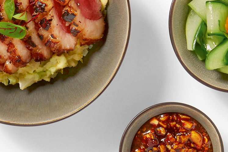 Spicy eend bowl met pindasaus en komkommer