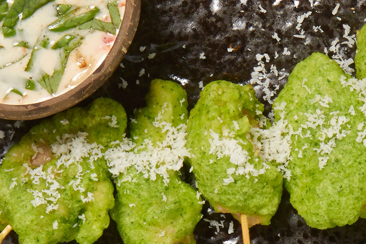 Coconut-spinach satay of chicken thigh with coconut soup