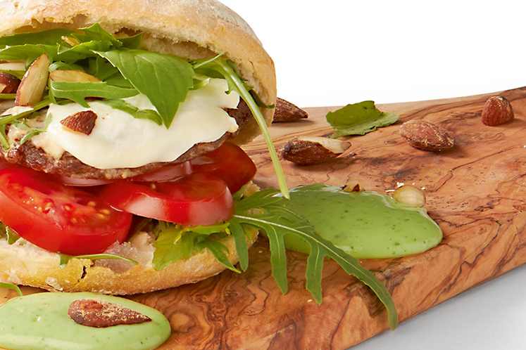 Vegetarische hamburger met mozzarella en pestomayonaise