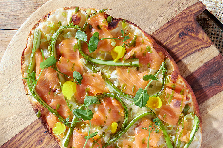 Flammkuchen met gerookte zalm en groene asperges