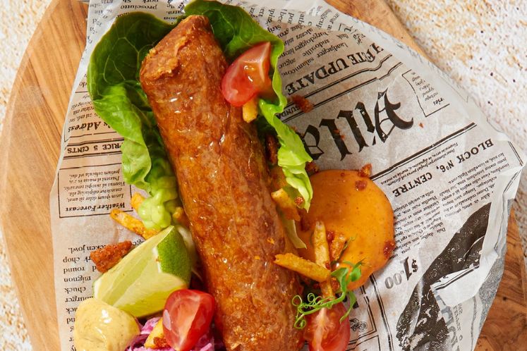 Beyond sausage met little gem en mayonaise van ras el hanout