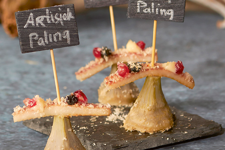 Artisjok met zwarte knoflook en gerookte paling