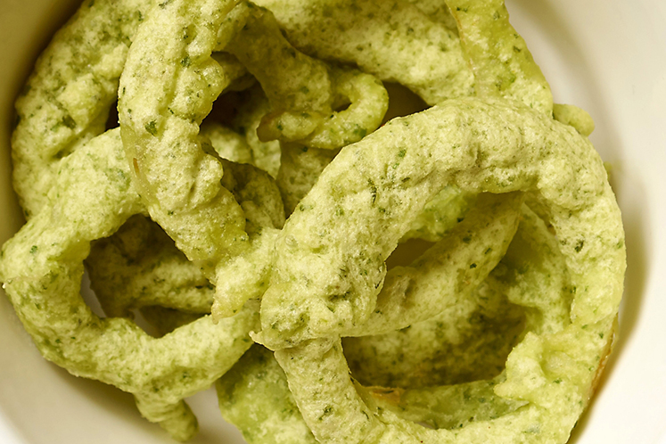 Zwiebeln in Basilikum