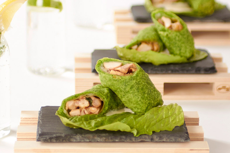 Kiploempia's in rijstpapier gefrituurd met spinazie-korianderbeslag