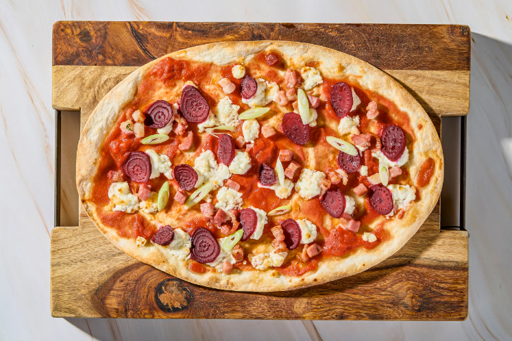 Flammkuchen geitenkaas en gerookte biet