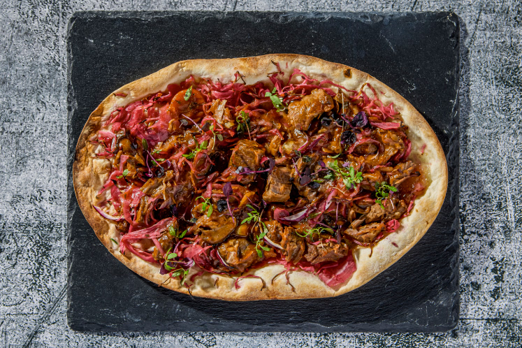 Flammkuchen hertenstoof met glühwein & roze zuurkool