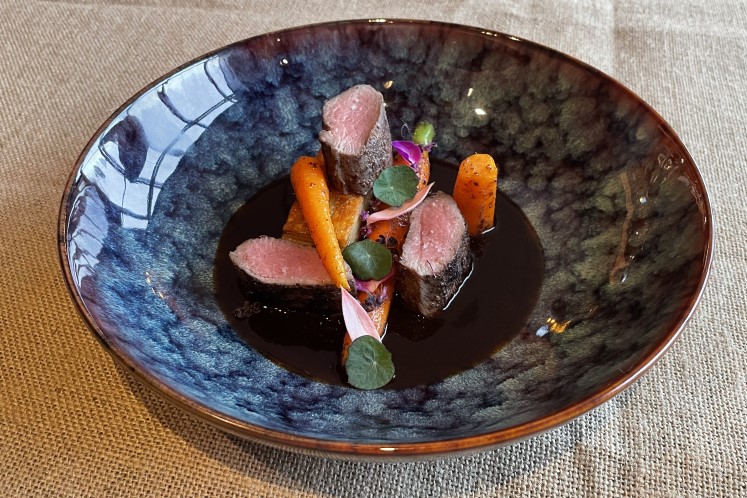 Lamsfilet met pommes boulangères, bospeen en lamsjus