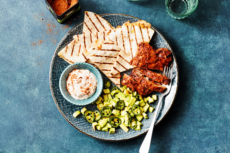 Poulet grillé avec quesadillas et salsa — image
