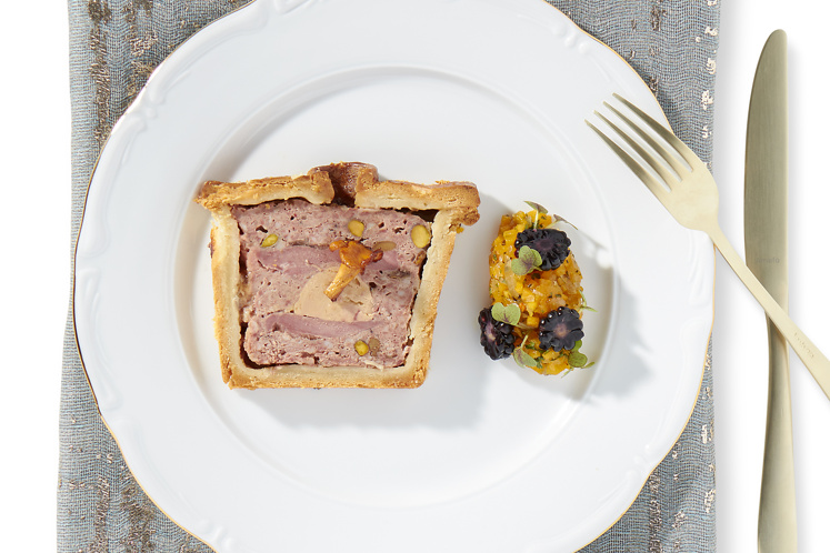 Paté en croûte met een vulling van wild en gevogelte