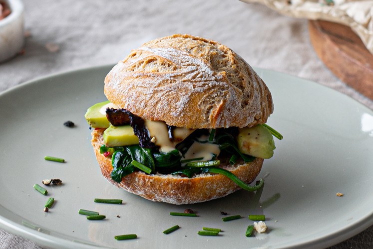 Avocado en spinazie op een rustiek midi rozenbroodje volkoren