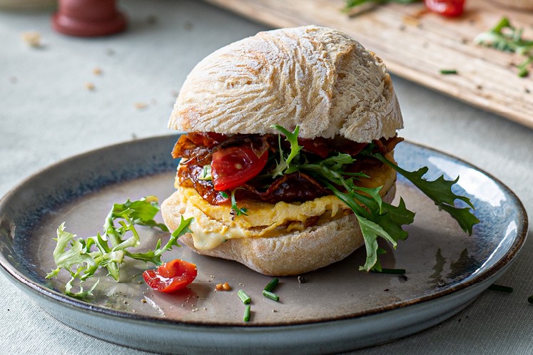 Bacon, ei & tomaat op een rustiek midi rozenbroodje wit