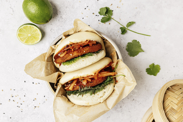 Bao bun met crispy NoChickenburger, kimchi en tonkatsusaus