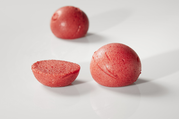 Luchtige bol van framboos