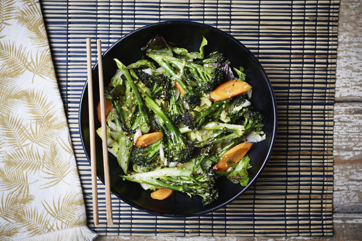 Sesam broccoli met Oosterse salade