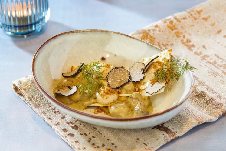 Champignonragout Dordogne, truffelcrackers, verse truffel en artisjok