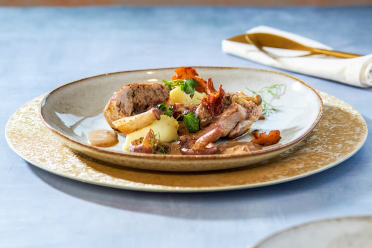 Kwartel gevuld met bospaddenstoelen, pastinaakpuree, sauce fin champagne en waterkers
