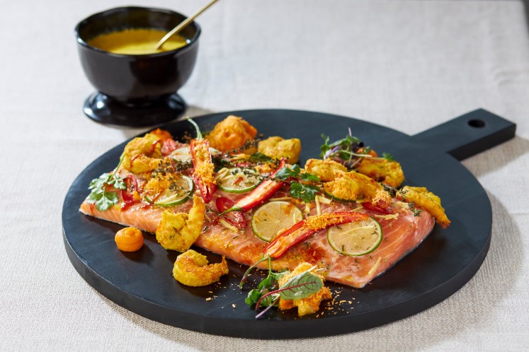 Hele zijde zalm uit de oven, gember, Thaise kokos en pikante gamba's