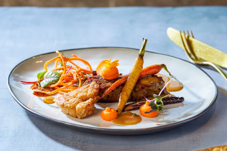 Kalfssukade met zwarte peper, zwezerik, crème van wortel, bospeentjes en citrus