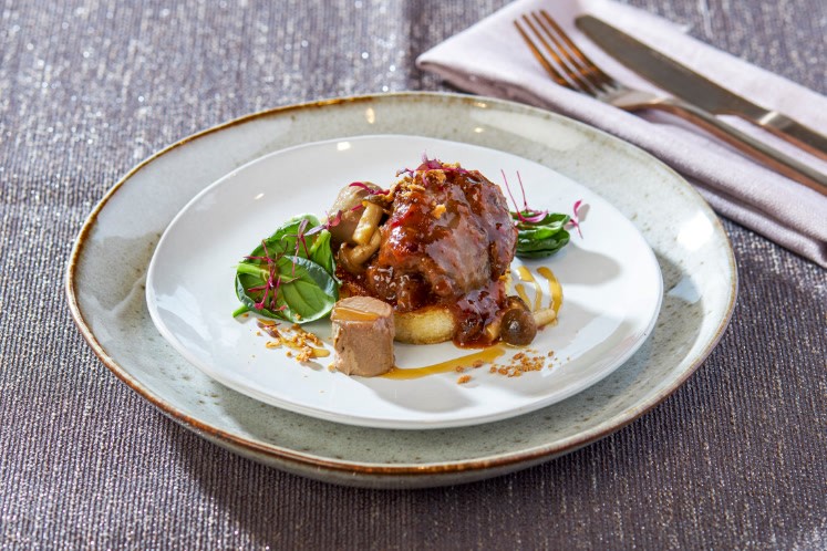 Kalfswang Rossini, spinaziesalade en Madeira vinaigrette